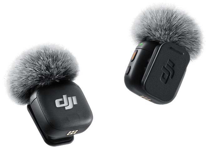 Dois microfones DJI MIC 3 com protetores contra vento acoplados.
